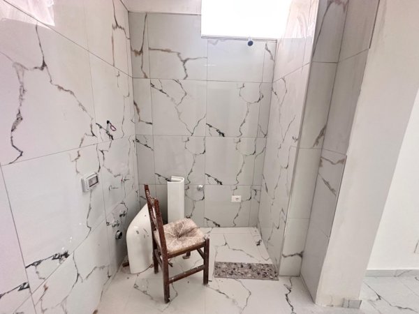 Tirane, jepet me qera ambjent biznesi Kati 0, 45 m² 550 € (Ures se Nisharakut!)