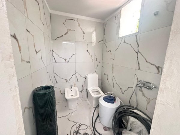 Tirane, jepet me qera ambjent biznesi Kati 0, 45 m² 550 € (Ures se Nisharakut!)
