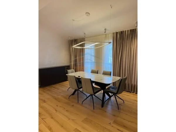 Tirane, shitet apartament 3+1 Kati 5, 300 m² 680.000 €