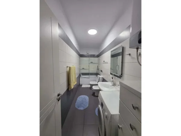 Tirane, jepet me qera apartament 2+1 Kati 10, 100 m² 700 € (HIPOTEKA)