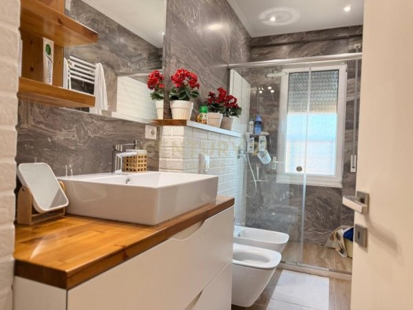 Tirane, jepet me qera apartament 2+1 Kati 7, 130 m² 900 € (ne kompleksin Sima Com, Unaza e re)