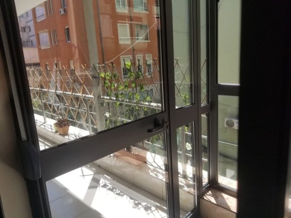 Tirane, jepet me qera apartament 2+1+Ballkon Kati 3, 95 m² 800 € (Bllok, pranë Kafe Roma)