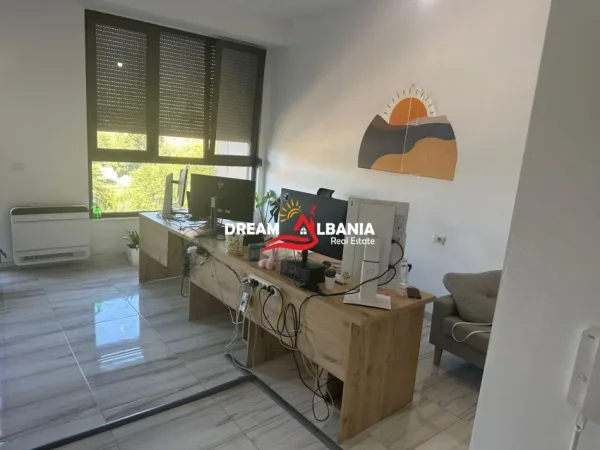 Tirane, jepet me qera zyre , 134 m² 650 € (prane Fushes Sportit ne Ali Dem)