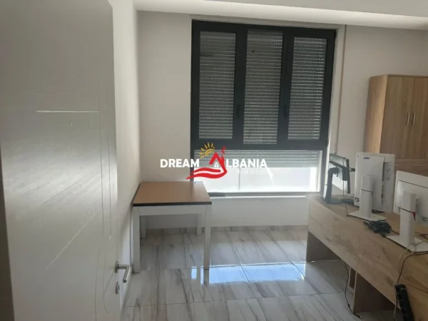 Tirane, jepet me qera zyre , 134 m² 650 € (prane Fushes Sportit ne Ali Dem)