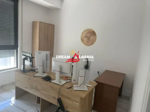 Tirane, jepet me qera zyre , 134 m² 650 € (prane Fushes Sportit ne Ali Dem)
