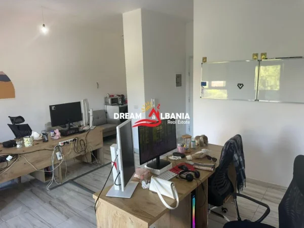 Tirane, jepet me qera zyre , 134 m² 650 € (prane Fushes Sportit ne Ali Dem)