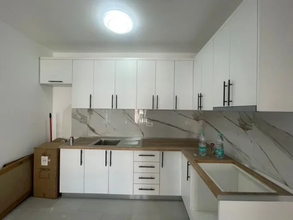Tirane, jepet me qera apartament 3+1 Kati 3, 130 m² 550 € (5 maji)