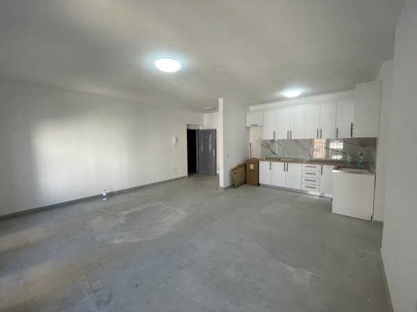 Tirane, jepet me qera apartament 3+1 Kati 3, 130 m² 550 € (5 maji)