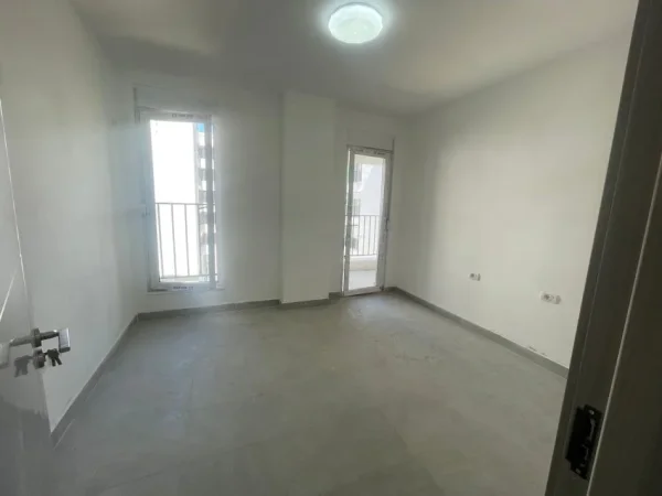 Tirane, jepet me qera apartament 3+1 Kati 3, 130 m² 550 € (5 maji)