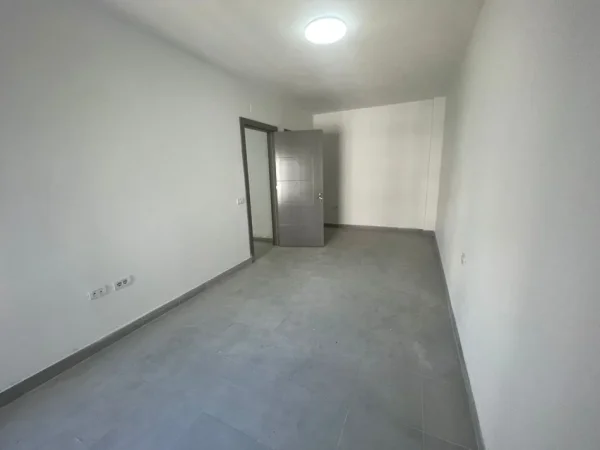 Tirane, jepet me qera apartament 3+1 Kati 3, 130 m² 550 € (5 maji)