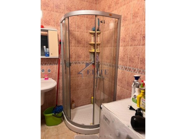 Tirane, jepet me qera apartament 2+1+Ballkon Kati 3, 100 m² 670 € (Komuna e Parisit)
