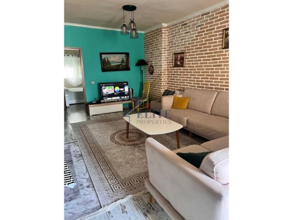 Tirane, jepet me qera apartament 2+1+Ballkon Kati 3, 100 m² 670 € (Komuna e Parisit)