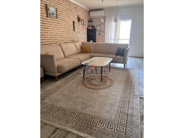 Tirane, jepet me qera apartament 2+1+Ballkon Kati 3, 100 m² 670 € (Komuna e Parisit)