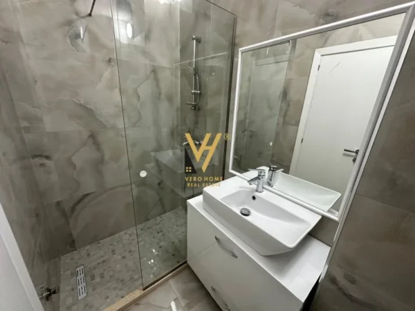Tirane, jepet me qera apartament 3+1+Ballkon Kati 9, 145 m² 1.300 € (ISH EKSPOZITA)
