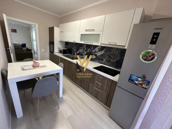 Tirane, jepet me qera apartament 3+1+Ballkon Kati 9, 145 m² 1.300 € (ISH EKSPOZITA)