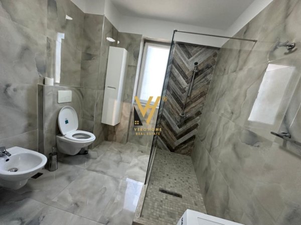 Tirane, jepet me qera apartament 3+1+Ballkon Kati 9, 145 m² 1.300 € (ISH EKSPOZITA)