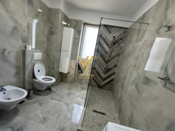 Tirane, jepet me qera apartament 3+1+Ballkon Kati 9, 145 m² 1.300 € (ISH EKSPOZITA)