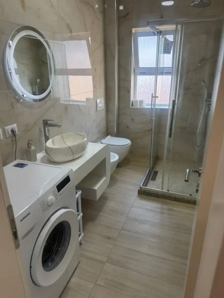 Tirane, jap me qera apartament 1+1 Kati 4, 58 m² 600 € (Rruga Ferit Xhajko)