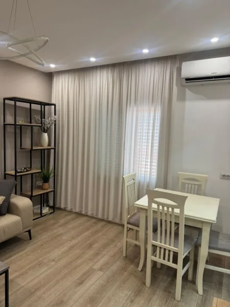 Tirane, jap me qera apartament 1+1 Kati 4, 58 m² 600 € (Rruga Ferit Xhajko)