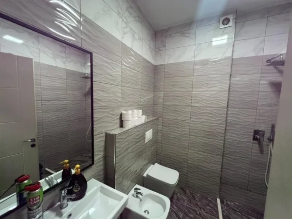 Tirane, jepet me qera apartament 1+1 Kati 4, 60 m² 600 € (ISH FUSHA AVIACIONIT)