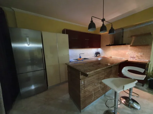 Tirane, jepet me qera apartament 3+1+Ballkon Kati 1, 120 m² 800 € (RRUGA FROSINA PLAKU, ISH PARKU)