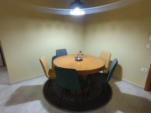 Tirane, jepet me qera apartament 3+1+Ballkon Kati 1, 120 m² 800 € (RRUGA FROSINA PLAKU, ISH PARKU)