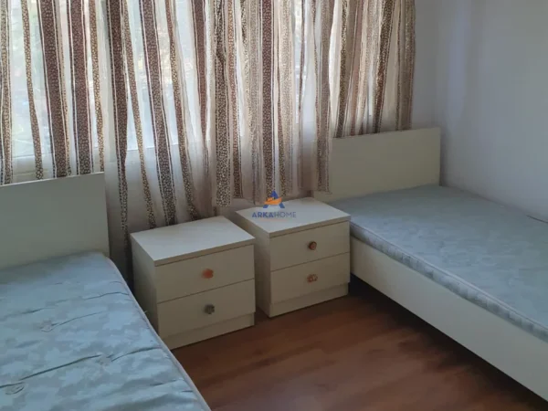 Tirane, jepet me qera apartament 3+1+Ballkon Kati 1, 120 m² 800 € (RRUGA FROSINA PLAKU, ISH PARKU)