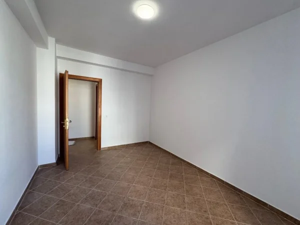 Tirane, jepet me qera apartament 2+1 Kati 5, 400 € 