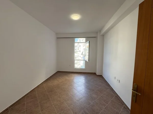 Tirane, jepet me qera apartament 2+1 Kati 5, 400 € 