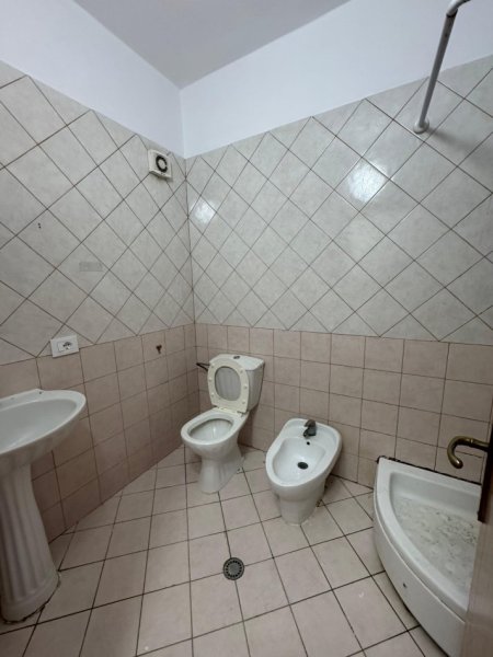 Tirane, jepet me qera apartament 2+1 Kati 5, 400 € 
