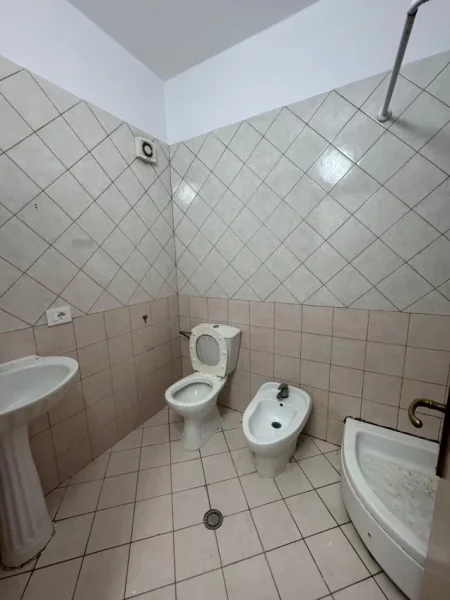 Tirane, jepet me qera apartament 2+1 Kati 5, 400 € 