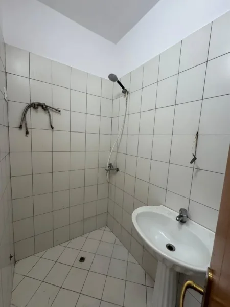 Tirane, jepet me qera apartament 2+1 Kati 5, 400 € 