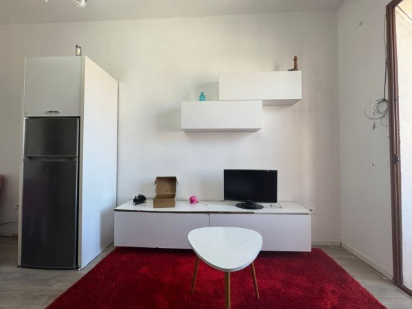 Tirane, jepet me qera apartament 1+1 Kati 4, 450 € (medreseja)