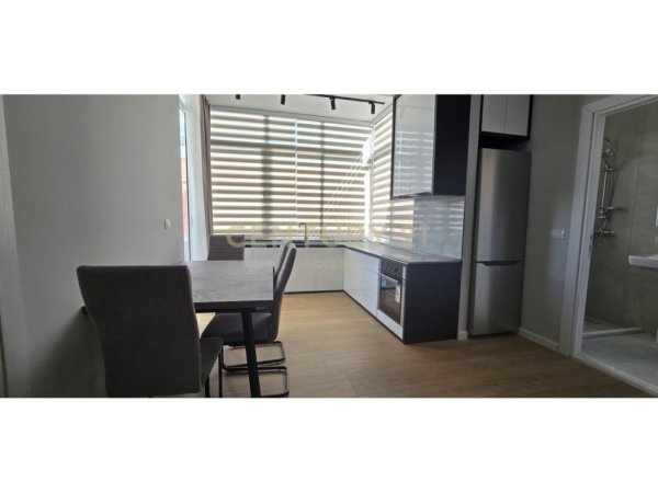 Tirane, jepet me qera apartament 1+1 Kati 7, 50 m² 550 € (Laprake)