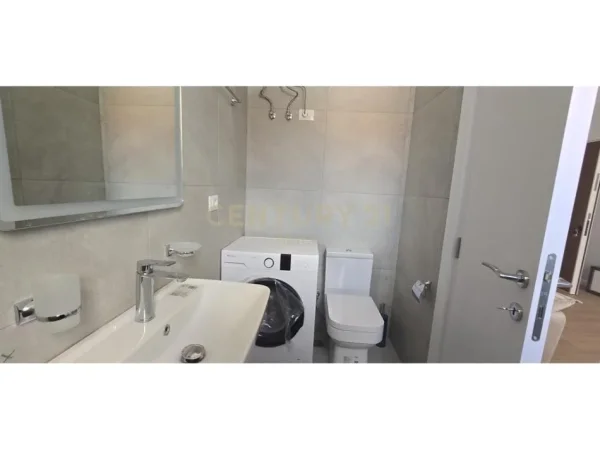 Tirane, jepet me qera apartament 1+1 Kati 7, 50 m² 550 € (Laprake)