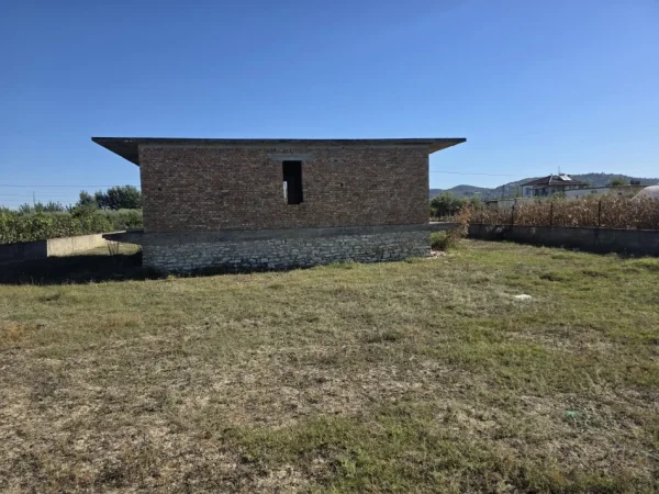 Kucove, shitet truall , 1.000 m² (rruga Rrushit Ismail Pire)