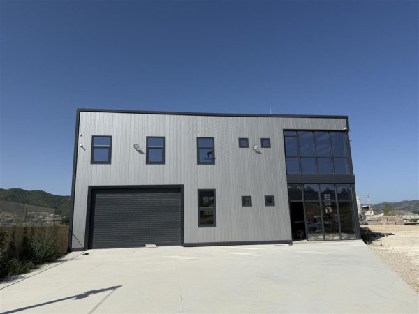 Tirane, jepet me qera ambjent biznesi Kati 0, 3.600 m² 3.500 € (VAQARR)