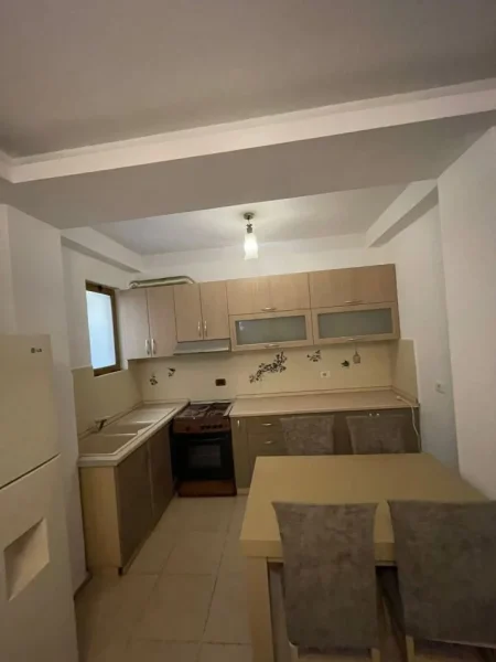 Tirane, jepet me qera apartament 2+1 Kati 1, 90 m² 500 € (JORDAN MISJA)