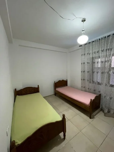 Tirane, jepet me qera apartament 2+1 Kati 1, 90 m² 500 € (JORDAN MISJA)