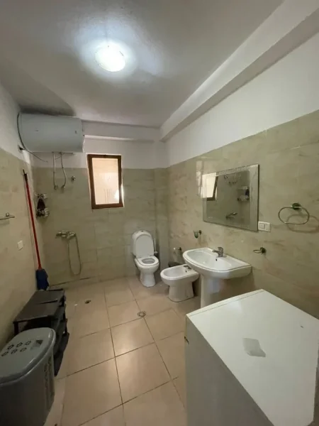 Tirane, jepet me qera apartament 2+1 Kati 1, 90 m² 500 € (JORDAN MISJA)