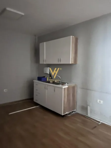 Tirane, jepet me qera zyre Kati 5, 220 m² 2.000 € (BLLOK)