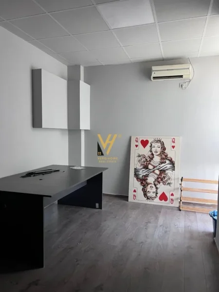 Tirane, jepet me qera zyre Kati 5, 220 m² 2.000 € (BLLOK)