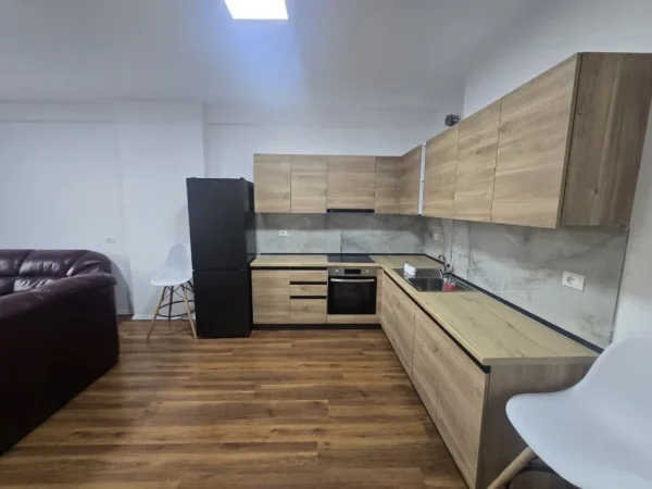 Tirane, jepet me qera apartament 1+1 Kati 3, 70 m² 680 € (selvia)