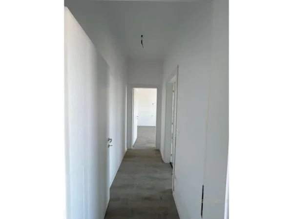 Tirane, jepet me qera zyre Kati 21, 110 m² 1.500 € (Garden Building Rruga e Kavajes)