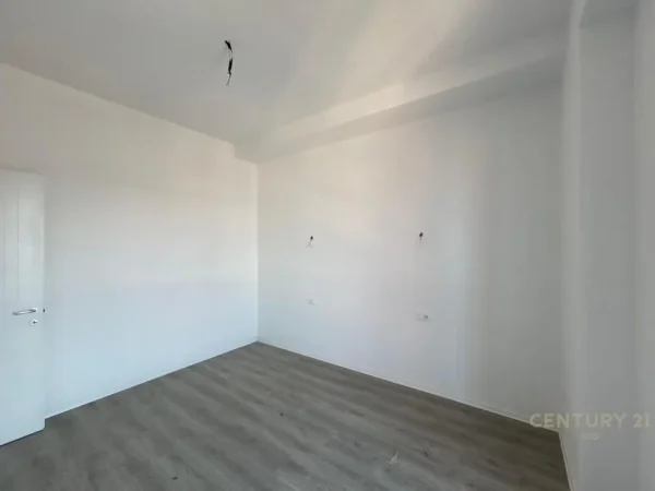 Tirane, jepet me qera zyre Kati 21, 110 m² 1.500 € (Garden Building Rruga e Kavajes)
