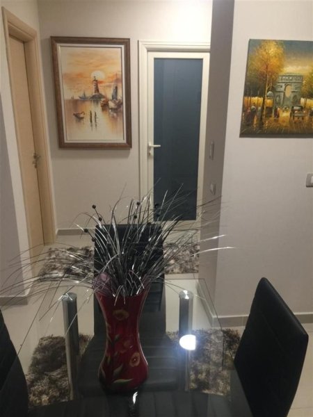 Tirane, jepet me qera apartament 1+1 Kati 2, 75 m² 500 € (PAZARI I RI)