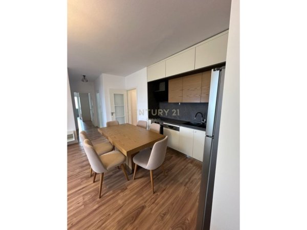 Tirane, shes apartament 3+1 Kati 4, 131 m² 141.000 € (Fresku)