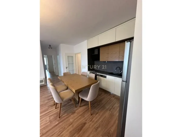 Tirane, shes apartament 3+1 Kati 4, 131 m² 141.000 € (Fresku)