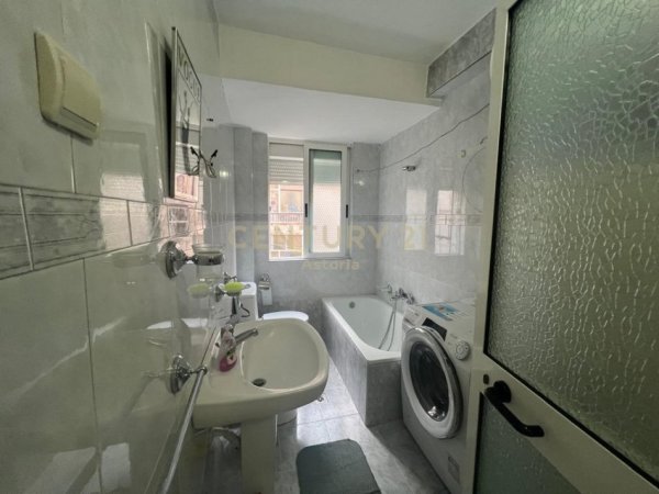 Tirane, jepet me qera apartament 1+1+Ballkon Kati 3, 60 m² 550 € (Rruga e Kavajes)