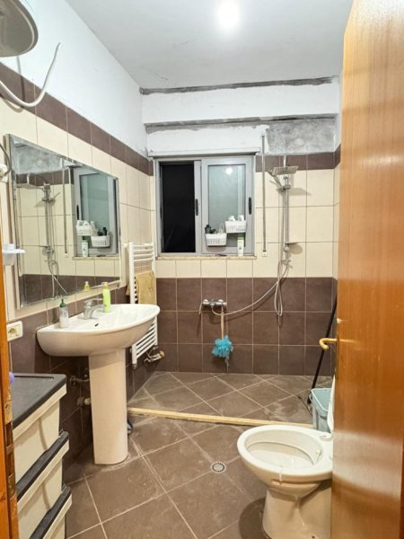 Tirane, jepet me qera apartament 2+1 Kati 3, 500 € (Kopshti Botanik, prane Xhamise)